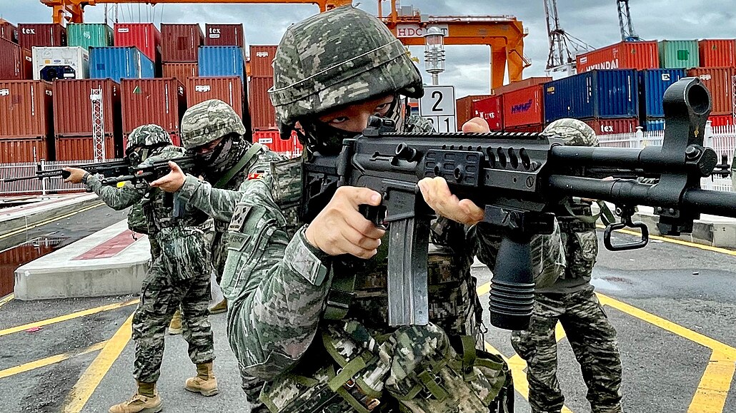 Jihokorejtí vojáci pi nácviku protiteroristické operace v pístavu Pusan.