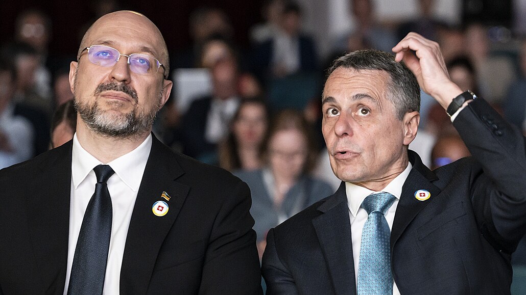 Ukrajinský premiér Denys myhal (vlevo) výcarský prezident Ignazio Cassis