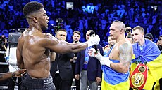 Joshua vrací mikrofon Usykovi.