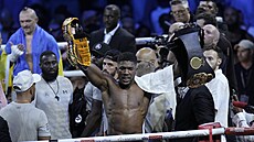 Joshua drí pásy, které následn vyhodí z ringu.