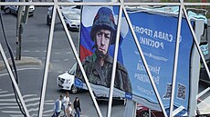 Billboard v ulicích Petrohradu s portrétem ruského vojáka a s nápisem Sláva... | na serveru Lidovky.cz | aktuální zprávy