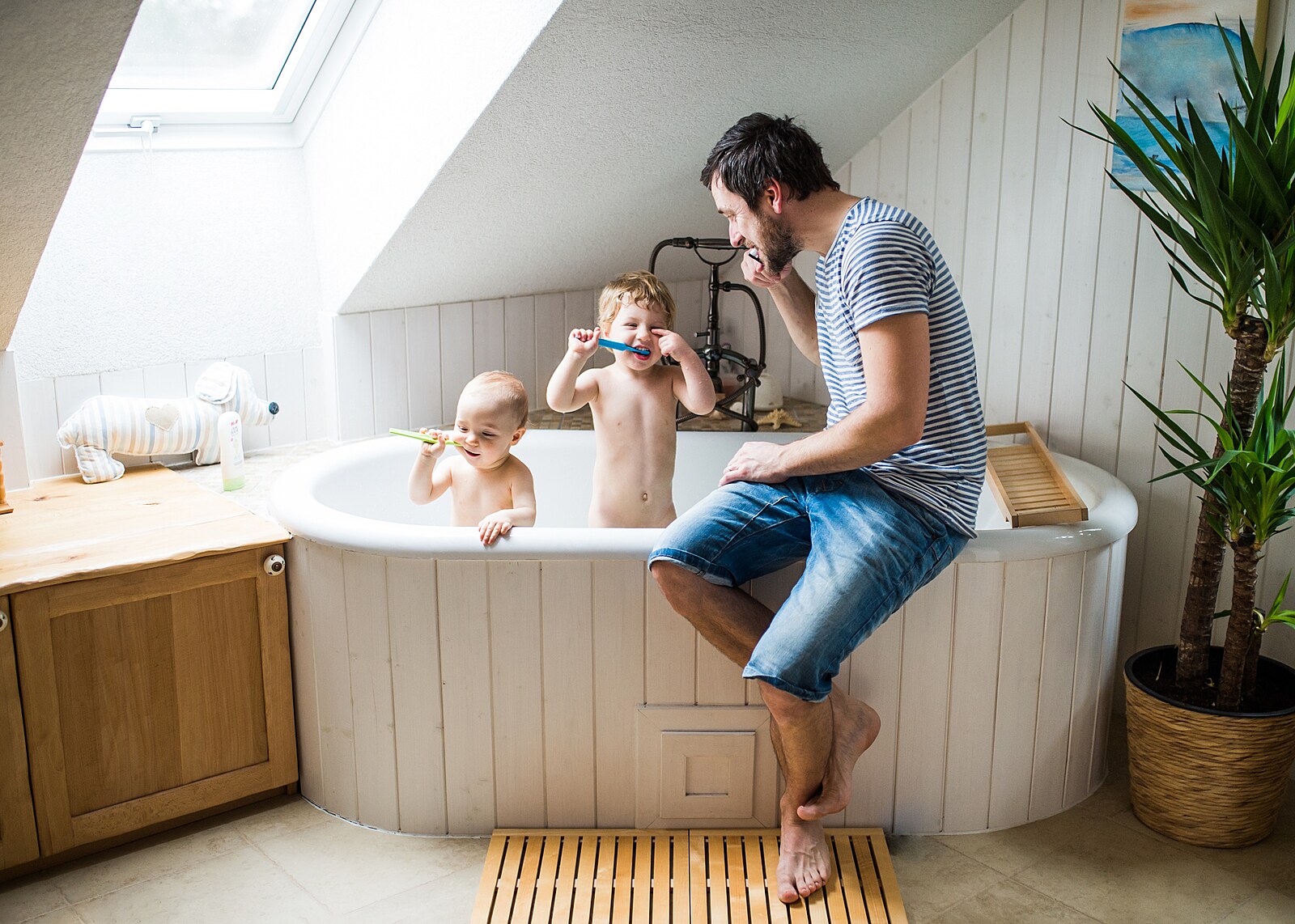 Daughter bath. Ванная для семьи с детьми. Ванная с двумя малышами. Дети в ванной с папой. Ванная с родителями.