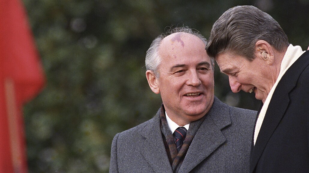 Michail Gorbaov s americkým prezidentem Ronaldem Reaganem v prosinci 1987.
