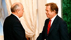 Generální tajemník ÚV KSSS Michail Gorbačov (vlevo) a československý prezident...