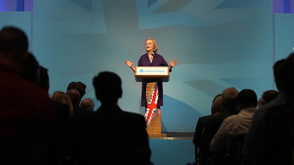 Liz Trussová pi projevu po svém zvolení novou premiérkou Spojeného království...