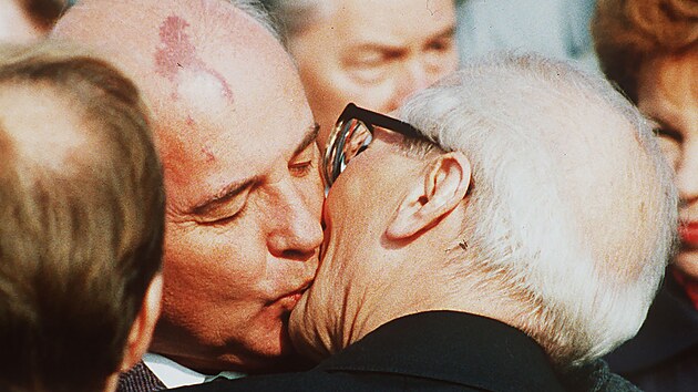 Gorbaov s vdcem NDR Erichem Honeckerem v roce 1989.