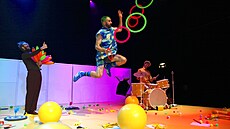 Neonový svět. Klaun Thom Monckton, žonglér Wes Peden a hudebník Niko Votkin. | na serveru Lidovky.cz | aktuální zprávy