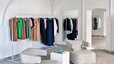 Interiér Symbols zdobí pár citliv� vybraných objekt�, jako je obraz Nicolase...