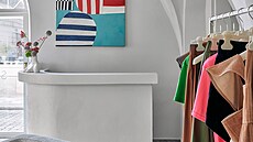 Interiér Symbols zdobí pár citliv� vybraných objekt�, jako je obraz Nicolase...