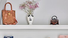 Interiér Symbols zdobí pár citliv� vybraných objekt�, jako je obraz Nicolase...