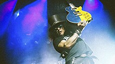 Slash s kytarou Gibson podporující Ukrajinu