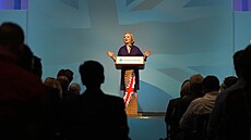 Liz Trussová při projevu po svém zvolení novou premiérkou Spojeného království...