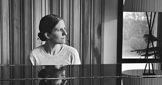 Dívka z filmu. V písni Girl From A Movie lze hledat odkaz na ú�ast ve filmu...