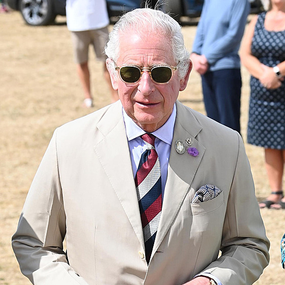 Oblek je základ, ve ostatní je hra. Nastupující král Karel III. je díky citu...