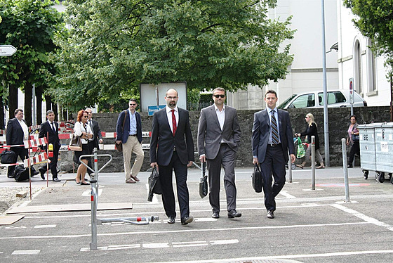 Marek �mejla (uprost�ed) jde k soudu ve �výcarské Bellinzon� v kauze Mostecké...