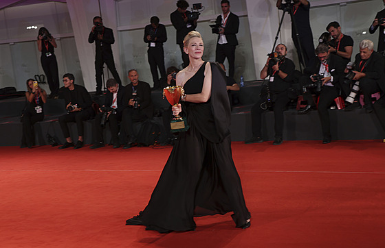 Nejlepí hereka. Cate Blanchettová se svým Volpiho pohárem, který získala za...