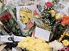 Tisíce lidí se pily poklonit ped Buckinghamský palác zesnulé královn a...
