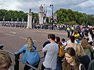 Davy lidí ped Buckinghamským palácem