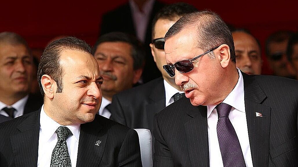 Turecký velvyslanec v esku Egemen Bagis (vlevo) s prezidentem Recepem...