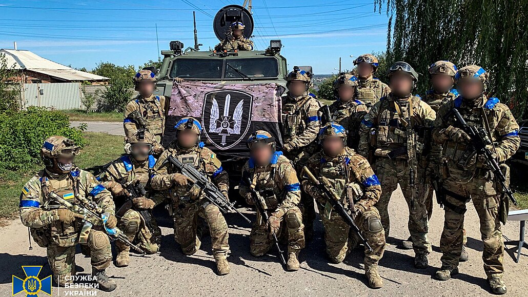 Písluníci ukrajinské Státní bezpeností sluby (SBU) v osvobozeném Kupjansku...