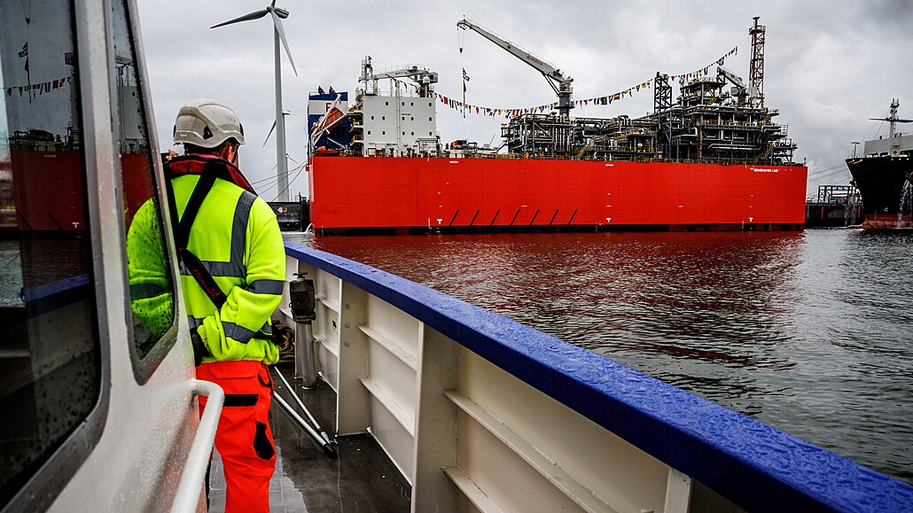 Plovoucí terminál na LNG v Nizozemsku pedstavují dv spojené lod, ob slouí...