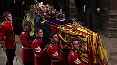 Rakev s pozůstatky královny Alžběty II. dorazila do Westminsterského opatství