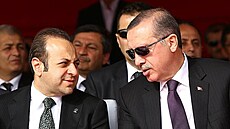 Turecký velvyslanec v Česku Egemen Bagis (vlevo) s prezidentem Recepem...