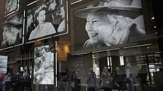 Symbol. Historické fotografie královny Alžběty II. lemují frontu lidí, kteří... | na serveru Lidovky.cz | aktuální zprávy