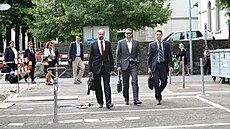 Marek Čmejla (uprostřed) jde k soudu ve švýcarské Bellinzoně v kauze Mostecké...