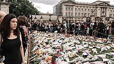 Tisíce lidí se přišly poklonit před Buckinghamský palác zesnulé královně a... | na serveru Lidovky.cz | aktuální zprávy