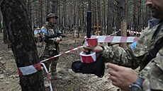 Provizorní poh�ebi�t� v ukrajinském Izjumu.