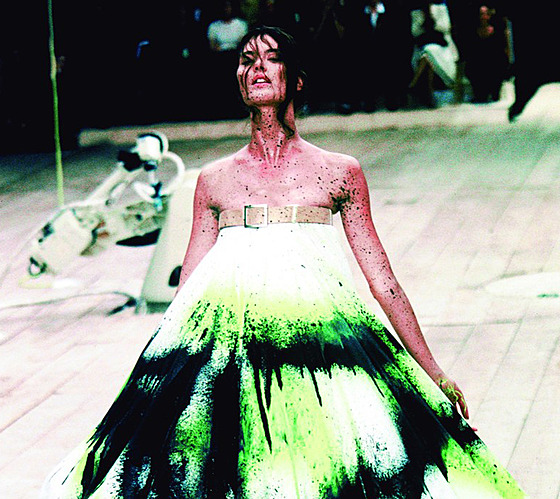 Legendární graffiti. Znaka Alexander McQueen se vrací se slavným potiskem....