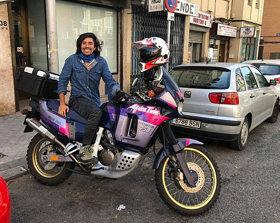 Ped týdnem ukradli v Praze chilskému motorkái stroj i s celou výbavou. etí...