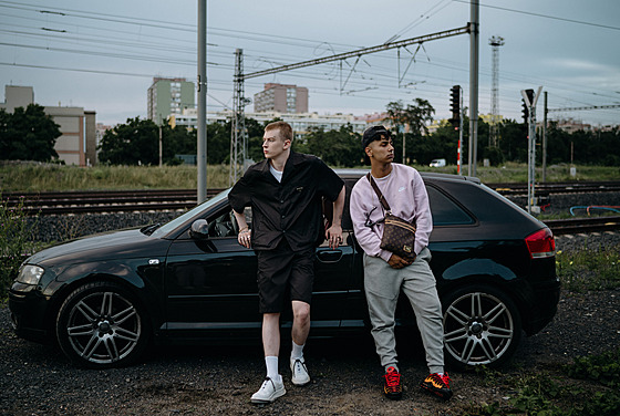 St�ízlivost stranou. Alex (Adam Mi�ík) a Lá�a (Marsell Bendig) si �íkají �Never...