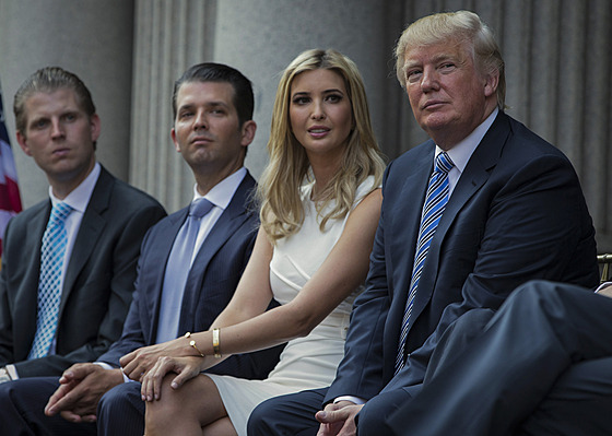Exprezident Donald Trump a jeho d�ti Ivanka, Donald Jr. a Eric �elí �alob�.
