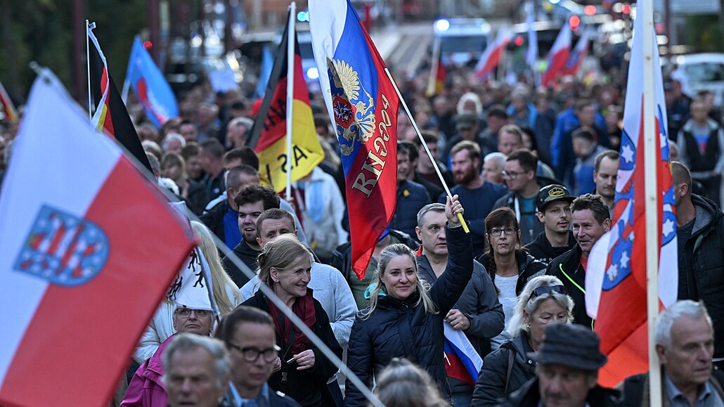 Ruské vlajky na demonstraci AfD v durynském Erfurtu (21. záí 2022)