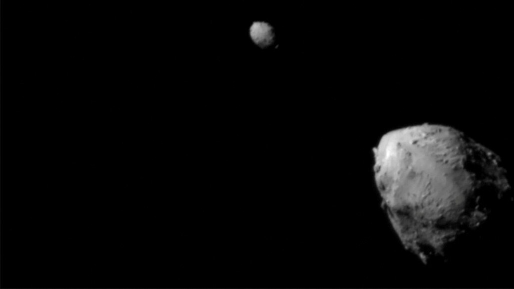 Asteroid Didymos (vlevo nahoře) a jeho měsíc Dimorphos necelé tři minuty před...