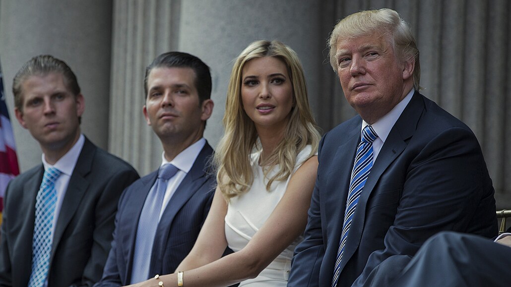 Exprezident Donald Trump a jeho děti Ivanka, Donald Jr. a Eric čelí žalobě.