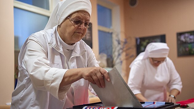 ádové sestry volily do mobilní urny v Hospici sv. Jana N. Neumanna v...