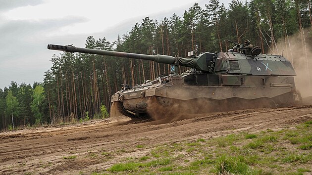 Houfnice Panzerhaubitze 2000 má dostel a 40 kilometr