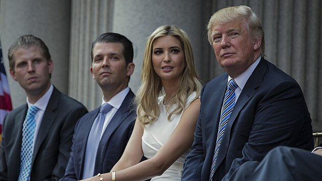 Exprezident Donald Trump a jeho dti Ivanka, Donald Jr. a Eric elí alob.