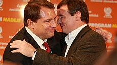 Jiří Paroubek v radostném objetí s Davidem Rathem během vítězných voleb 2008