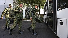 Ruští rekruti opouštějí náborové centrum v Krasnodaru | na serveru Lidovky.cz | aktuální zprávy