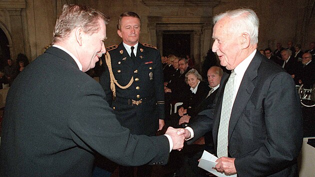 Ivan Jelínek obdrel 28. íjna 1998 od prezidenta Václava Havla medaili Za...