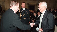 Ivan Jelínek obdržel 28. října 1998 od prezidenta Václava Havla medaili Za...