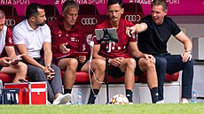 Trenérský tým Juliana Nagelsmanna (vpravo) v Bayernu Mnichov si na tréninku...