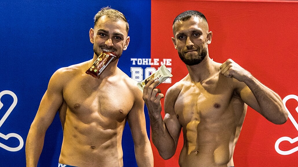 Tohle je box Brno: Erik Agateljan a Pavel Polakovi na váze, prvn jmenovaný...