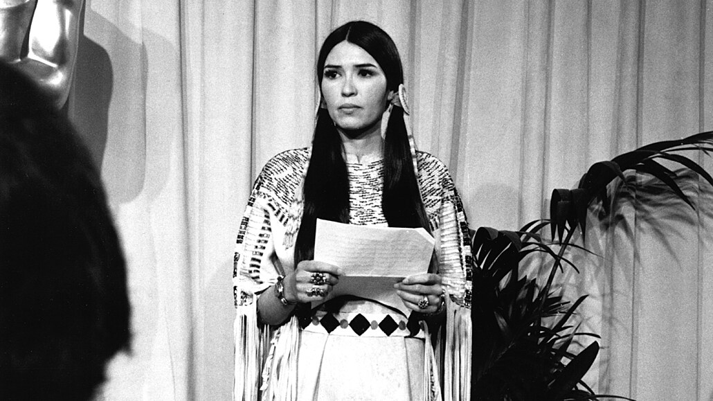 Sacheen Littlefeather te odmítavý dopis od Marlona Branda na pedávání Oscar...