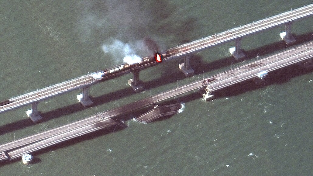 Satelitní snímek ponieného mostu na Krym