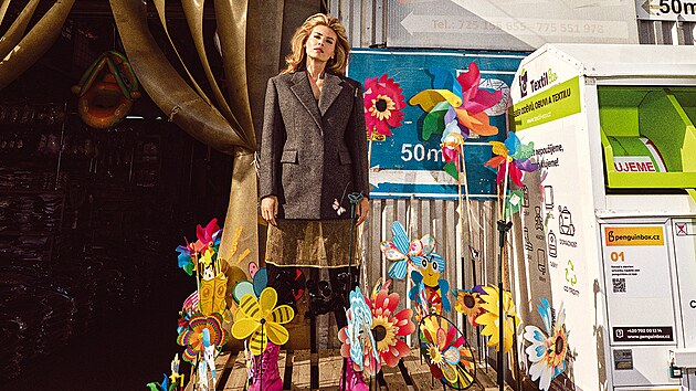 Sako, 81 000 K�, a �aty, 66 500 K�, oboje Prada; boty, MSGM, 14 010 K�, prod�v� zalando.cz